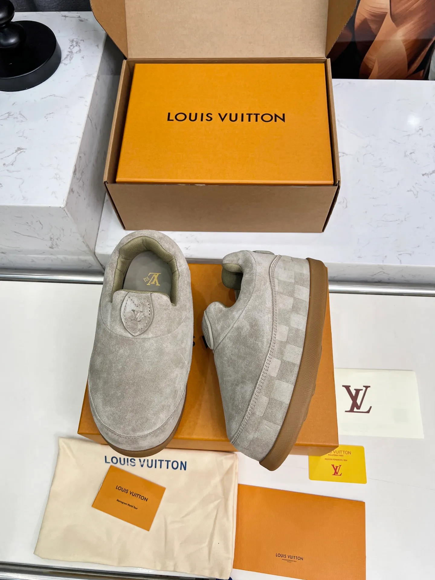 [L Family] P: 740💰 Couple model, size: women 35-41 (customized at 41 for women), 39-46 for men (customized at 45.46) The 2025 iteration of this Time Out sneaker, couple model, LV co-branded nigo, donkey brand, Louis Vuitton, ugly, cute😍Many Internet celebrities have shown off their feet, a classic and versatile item. Fabric: Imported high mercerized cow suede. Lining: high-grade elastic mesh, outsole: original molded outsole, palm print rubber outsole with hidden L letter and Monongram flower.